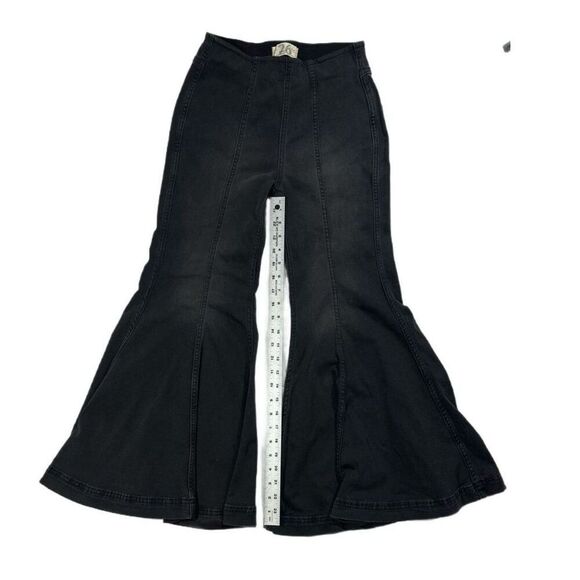 NWT We The Free Women's Dark Wash Penny Pull On Flare Jeans Rinse Black Size 26 - Picture 4 of 6